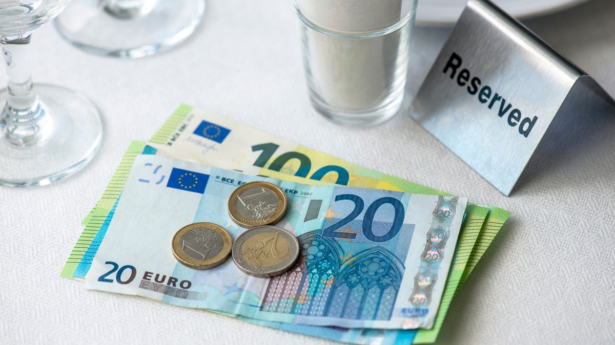 Čtvrtina Čechů platí v zahraničí jen hotovostí